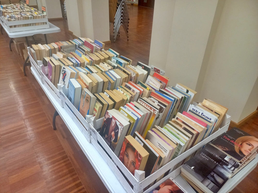 Przygotowania do dwudniowej Giełdy Książki w sali konferencyjnej biblioteki